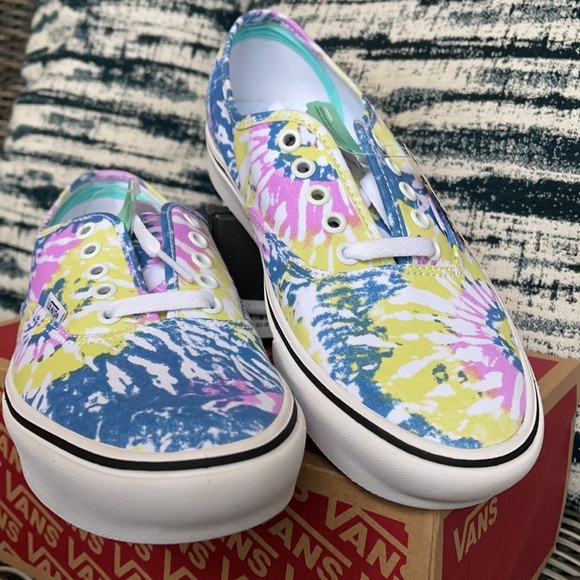Vans Tie-Dye Canvas Low-Top Sneakers in Blue, Pink, Yellow - Picture 8 of 16